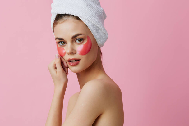 retrato mulher rosa manchas no rosto com uma toalha na cabeça close-up Estilo de vida - Foto, Imagem