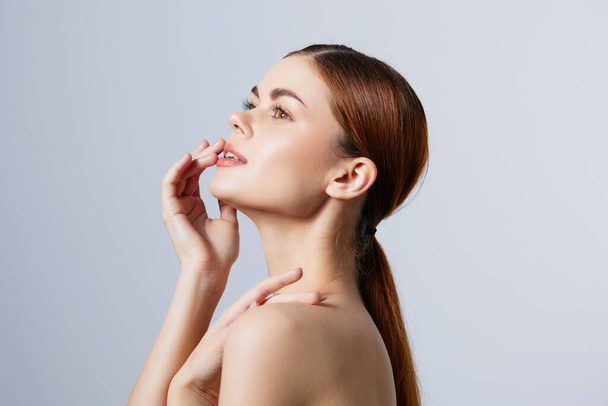 mooie vrouw rood haar kale schouders cosmetica huidverzorging geïsoleerde achtergrond - Foto, afbeelding