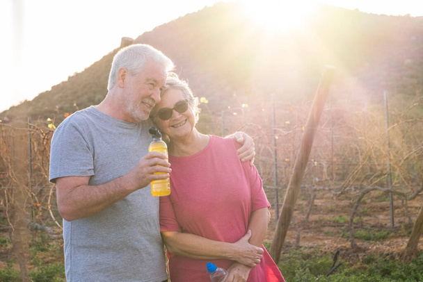 幸福と健康活動的な高齢者のライフスタイルの概念。シニア引退した男性と女性は一緒にスポーツと健康的な生活をお楽しみください。高齢者の白人カップルと屋外レジャー活動 - 写真・画像