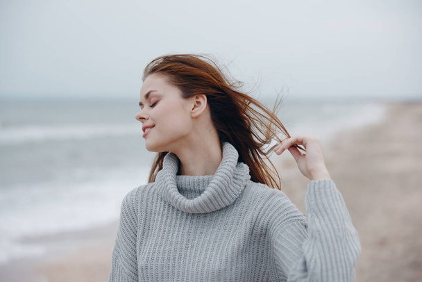hübsche Frau mit langen Haaren am Strand Naturlandschaft Spaziergang Lifestyle - Foto, Bild