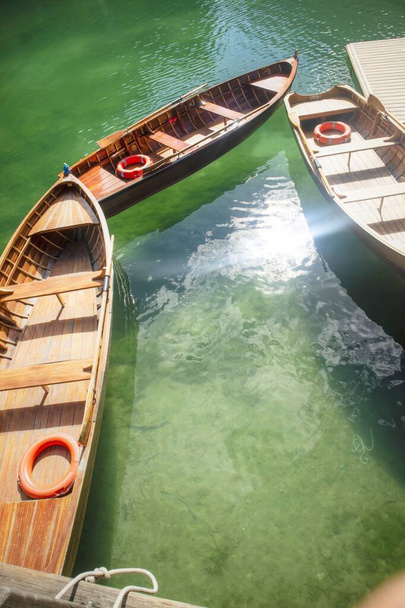 De karakteristieke lego boten ter beschikking gesteld aan toeristen in Lake Braies in de bergketen van de Italiaanse Dolomieten  - Foto, afbeelding