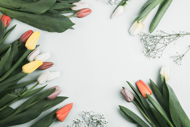 Banner con bouquet di tulipani nei colori rosa e bianco. Concetto di primavera, Festa della Donna, Festa della Mamma, 8 marzo, gli auguri di festa - Foto, immagini