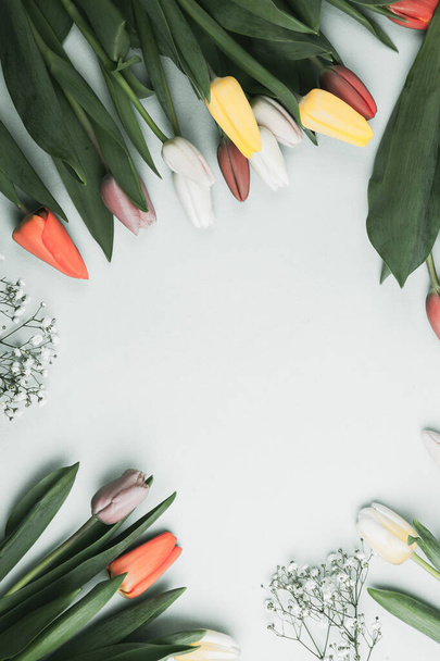 Bannière avec bouquet de tulipes aux couleurs rose et blanc. Concept de printemps, Fête des femmes, Fête des mères, 8 mars, les vœux des fêtes - Photo, image