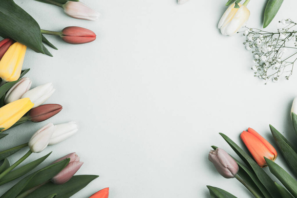 Banner con ramo de tulipanes en colores rosa y blanco. Concepto de primavera, Día de la Mujer, Día de la Madre, 8 de marzo, los saludos festivos - Foto, imagen