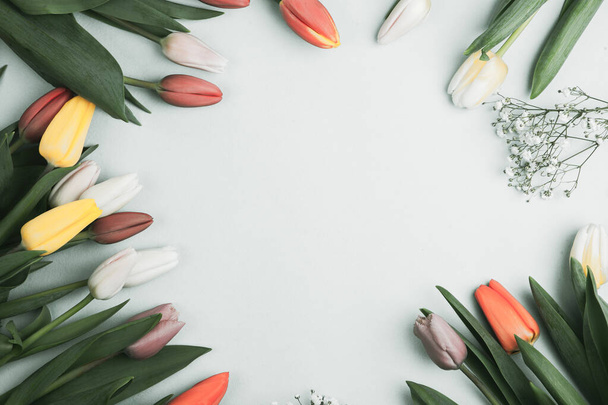 Banner mit einem Strauß Tulpen in rosa und weißen Farben. Frühlingskonzept, Frauentag, Muttertag, 8. März, die Feiertagsgrüße - Foto, Bild