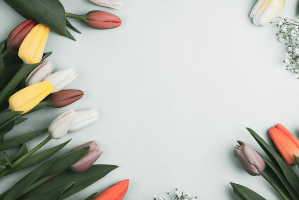 Banner mit einem Strauß Tulpen in rosa und weißen Farben. Frühlingskonzept, Frauentag, Muttertag, 8. März, die Feiertagsgrüße - Foto, Bild
