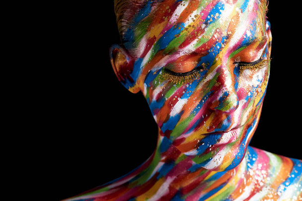 Její tvář je plátno tvořivosti. Oříznutý záběr mladé ženy pózující s barvou na tváři. - Fotografie, Obrázek