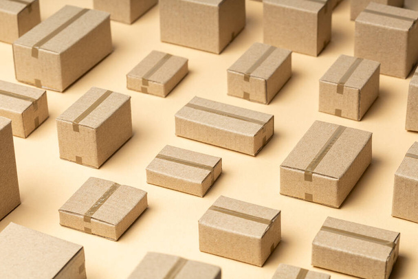 Un sacco di scatole di cartone modello su sfondo marrone - Foto, immagini