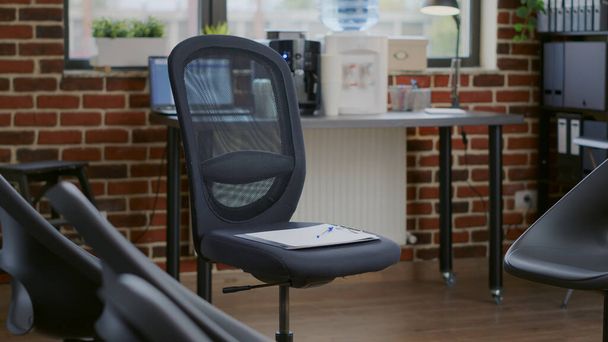 Sluiten van aa vergadering cirkel met stoelen in kantoorruimte - Foto, afbeelding