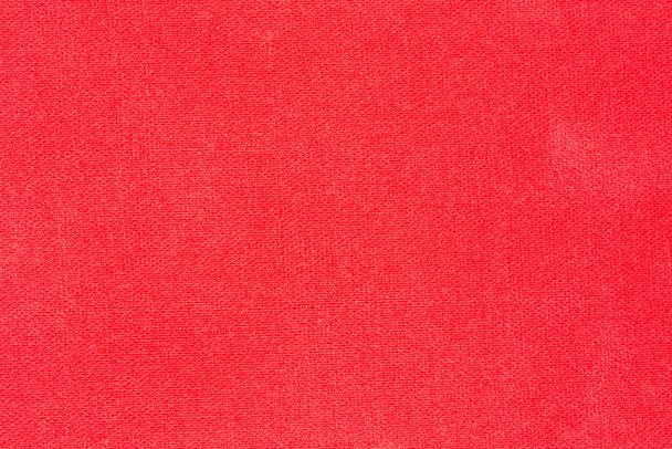 Fragment de la couverture rigide rouge de livre faite avec une base de carton et revêtement de tissu gros plan, texture, fond - Photo, image