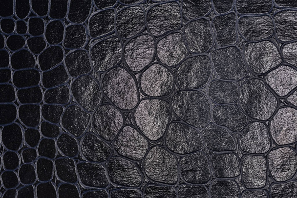 Textura de couro de couro imitando a aparência de couro de crocodilo tingido de preto, fragmento do close-up acessório, fundo - Foto, Imagem