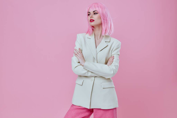 Красота Мода женщина привлекательный вид белый блейзер розовый парик розовый фон без изменений - Фото, изображение
