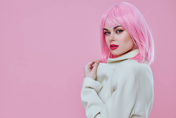 Nuori nainen valkoinen bleiseri vaaleanpunaiset hiukset Glamour Kosmetiikka vaaleanpunainen tausta muuttamaton - Valokuva, kuva