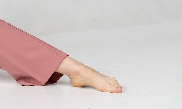 beautiful womens feet and legs on white background - Foto, Bild