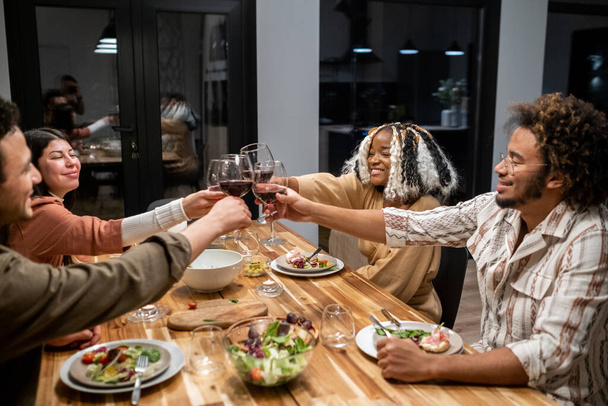Люди пьют вино на званом ужине - Фото, изображение