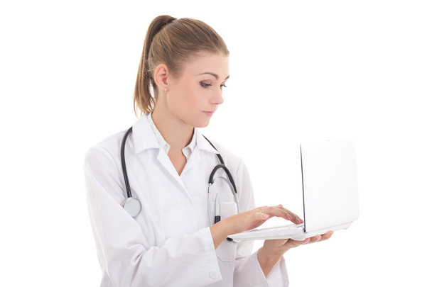 médico joven con portátil aislado en blanco - Foto, Imagen