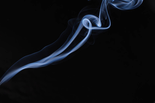 煙のねじれプルーム、黒い背景に煙の動き。概要煙道  - 写真・画像