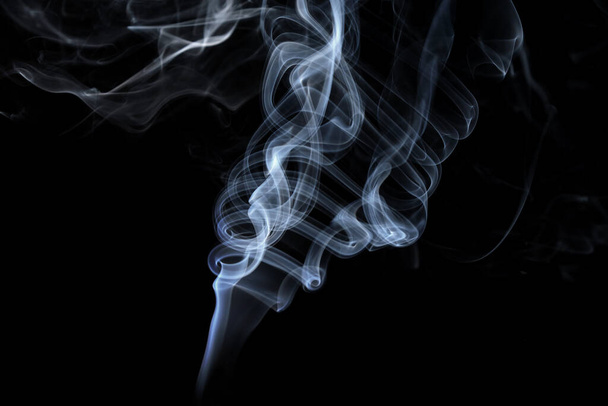 Verdrehte Rauchschwaden, Rauchschwaden auf schwarzem Hintergrund. Abstrakte Rauchlinien  - Foto, Bild