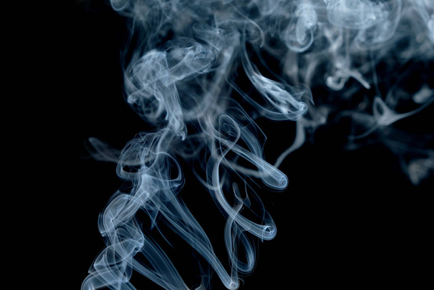 Kroucené chocholy kouře, kouř na černém pozadí. Abstraktní čáry kouře  - Fotografie, Obrázek