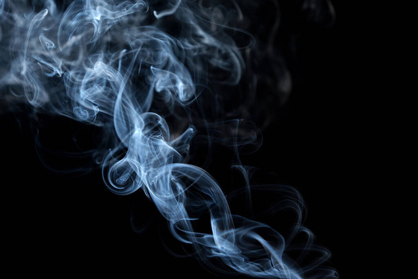 Çarpık duman bulutları, siyah arka planda duman hareketi. Soyut duman çizgileri  - Fotoğraf, Görsel