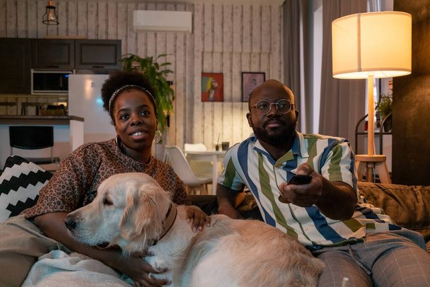 アフリカのカップルと犬のテレビを見て - 写真・画像