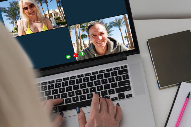 Wirtualne spotkanie z przyjaciółmi. Facet używa laptopa do rozmów wideo. - Zdjęcie, obraz