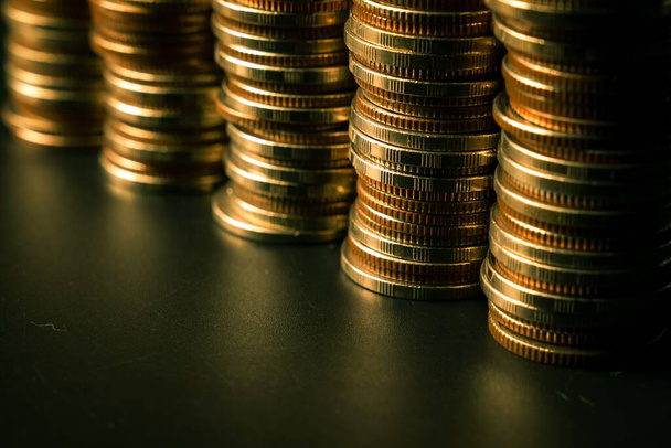 Montón de monedas de oro pila de dinero en finanzas depósito de tesorería cuenta bancaria ahorro - Foto, imagen