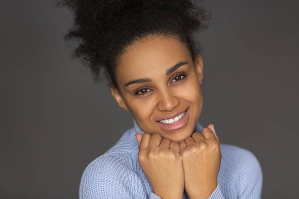 Portrait en gros plan d'une femme afro-américaine souriante de 30 ans regardant la caméra - psychologie et concept de santé féminine. - Photo, image