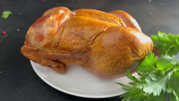 ganze Hühner gebacken gebraten festlich Tisch geräuchertes Geflügelfleisch frische Portion gesunde Mahlzeit Nahrung Snack auf dem Tisch kopieren Raum Lebensmittel Hintergrund - Filmmaterial, Video