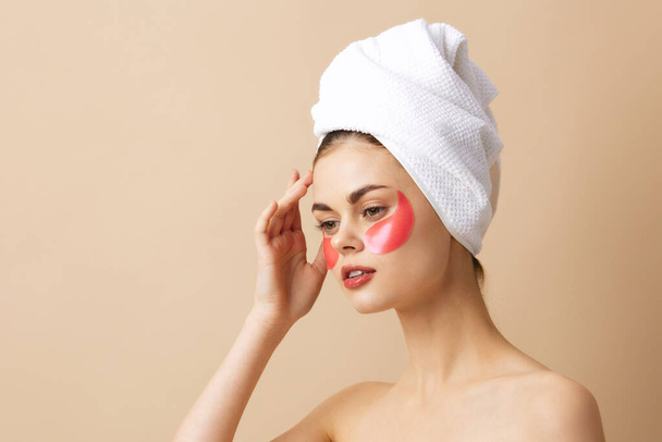 kaunis nainen ihonhoito kasvot laastaria paljaat hartiat beige tausta - Valokuva, kuva