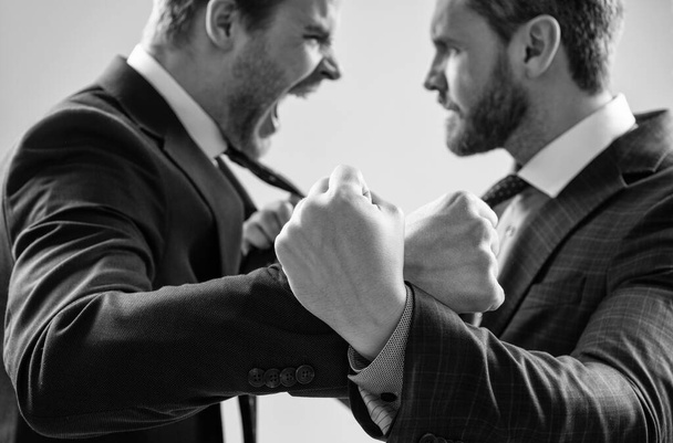 кулаком удара несогласных мужчин деловые партнеры или коллеги спорят, избирательный фокус, корпоративная битва. - Фото, изображение