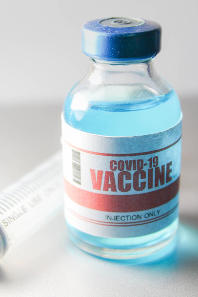 Covid-19 Corona Virus 2019-ncov vacuna viales medicamentos frascos y jeringas - Foto, Imagen