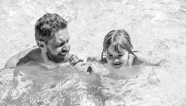 família feliz de pai e menino pequeno se divertindo na piscina de verão, resort - Foto, Imagem