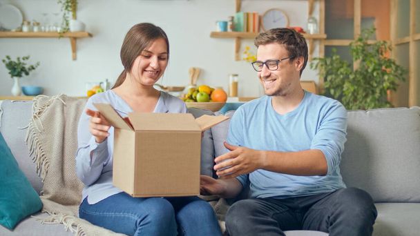 The Family Satisfied By a Quick Delivery. Unpacking of Order From Online Shops. Happy Family Opens Received Parcel in a Big Carton Box. Family Purchases Together. - Foto, Imagen