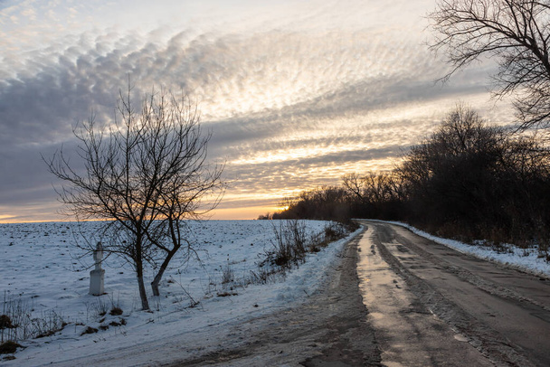 Zimní silnice mimo město, zbavená sněhu na venkově. Velké sněhové závěje na kraji silnice. - Fotografie, Obrázek