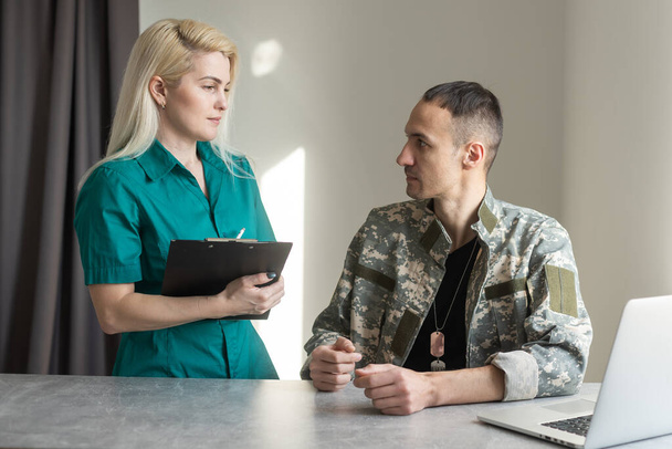 Soldat arbeitet mit Laptop im Hauptquartier - Foto, Bild
