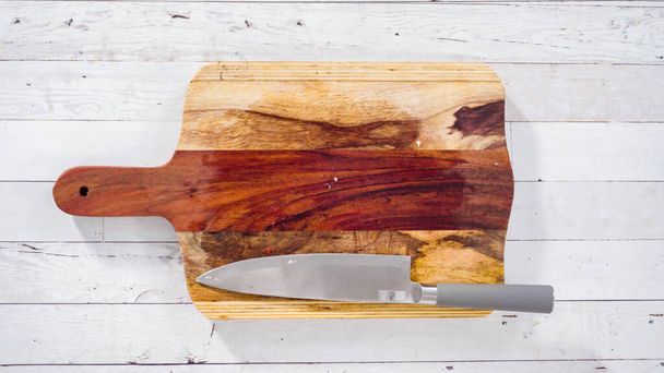 Acostado. Tabla de cortar de madera rústica vacía con cuchillo de cocina. - Foto, imagen