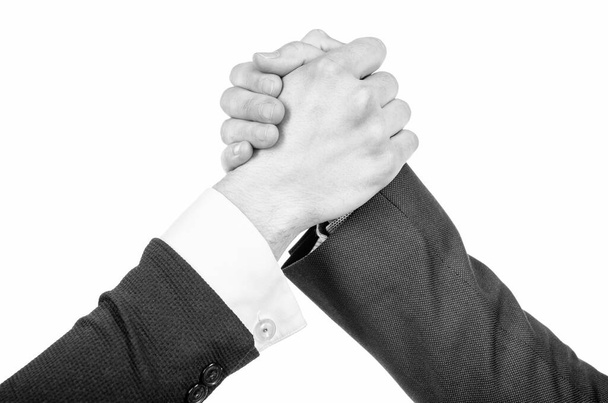 Férfiak kézfogása sikeres tárgyalások után. Társi kapcsolat. férfi barátság. - Fotó, kép