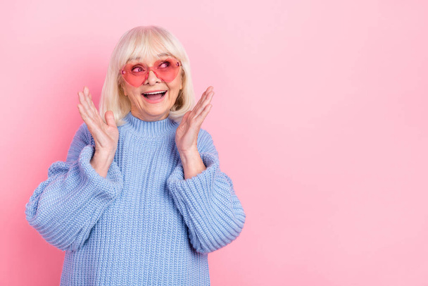 Portrait of attractive cheerful grey-haired woman enjoying new novelty copy space isolated over pink pastel color background - Foto, Imagem