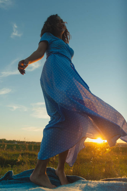 Розмитий силует танцюючої дівчини під час заходу сонця
. - Фото, зображення