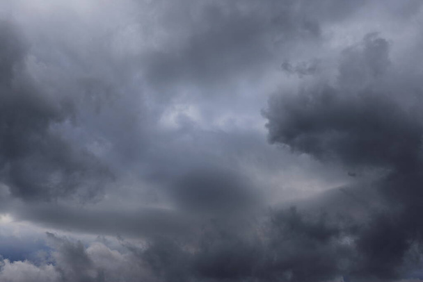 Sky with dark rain clouds - Foto, afbeelding