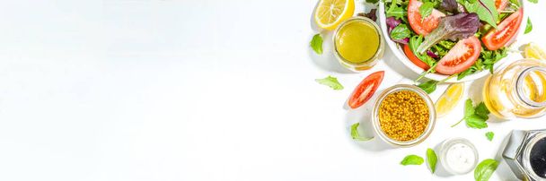 Разнообразие перевязок для домашнего салата. Комплект салатных соусов, масла, винегрета, горчицы, майонеза, ранчо, бальзамических, соевых, йогуртовых перевязок - Фото, изображение