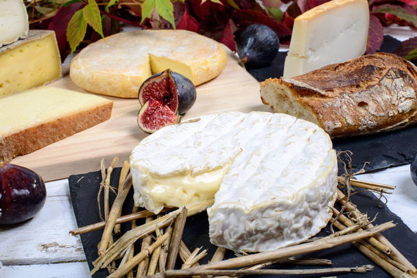  Camembert de Normandie avec différents fromages français
 - Photo, image