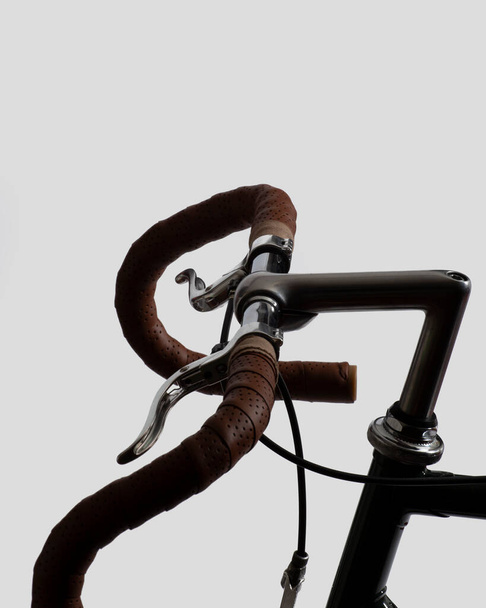 Bicicleta clásica vintage, con cinta de cuero y sillín. Fondo blanco. Foto de alta calidad - Foto, imagen