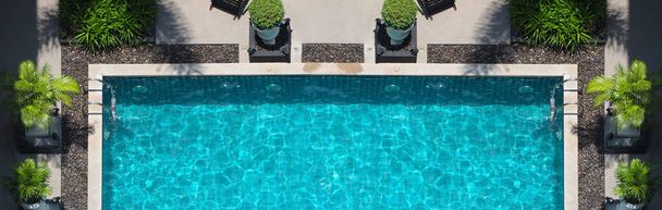 Piscina acqua blu in estate angolo vista dall'alto. Immagini aeree della piscina in una giornata di sole che adatto per lo sport o rilassarsi in vacanza o allenamento per bruciare alcune calorie in vacanza. - Foto, immagini
