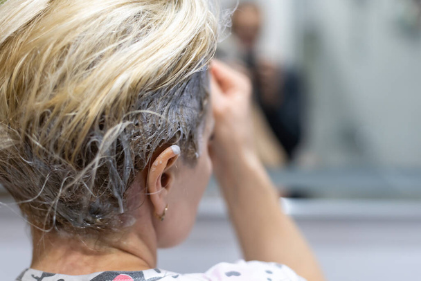 γυναίκα βάφει τα μαλλιά και τα φρύδια της - Φωτογραφία, εικόνα