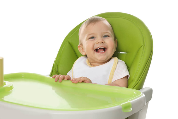 Bebê bonito usando babete em cadeira alta no fundo branco - Foto, Imagem