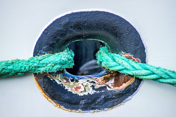 Seil mit verankertem Schiff - Foto, Bild