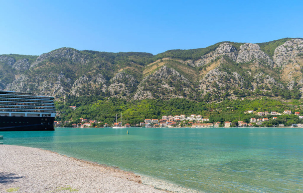 Πλοίο στον κόλπο του Κοτόρ, Μαυροβούνιο - Φωτογραφία, εικόνα