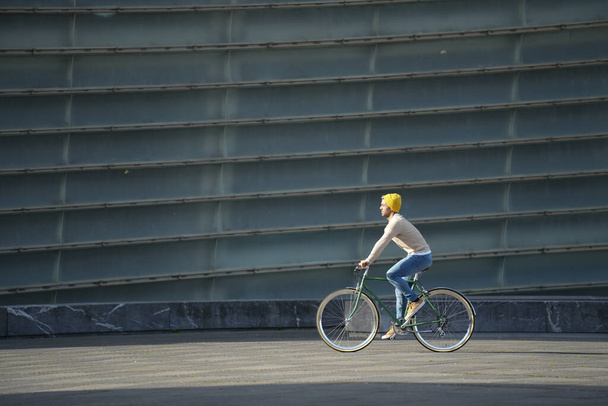 Hispanique homme en vélo urbain au soleil. - Photo, image